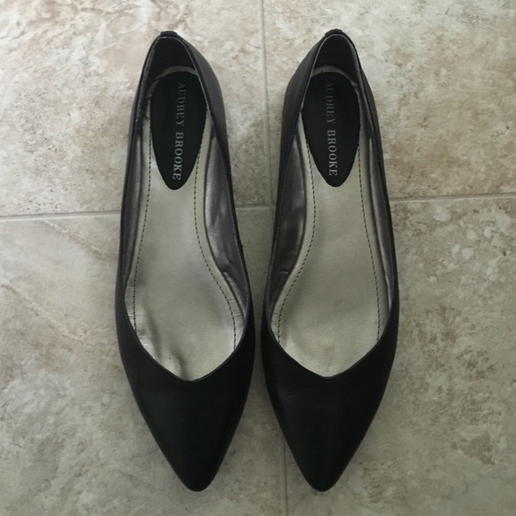 Pointy toe black flats