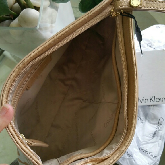 **SOLD** NEW Calvin Klein Saffiano Leather clutch - Picture 2 of 5