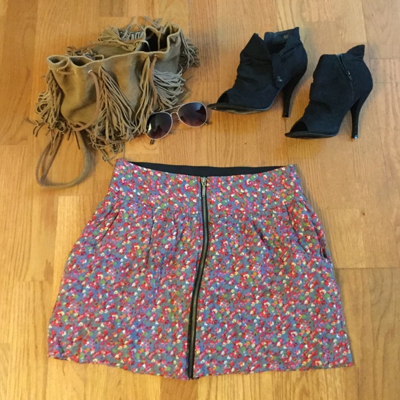 Lovely flowery skirt with zipper in the front