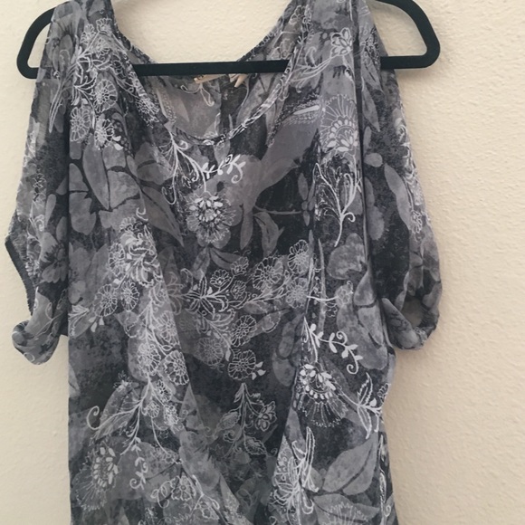 Cold shoulder Mudd (large) top