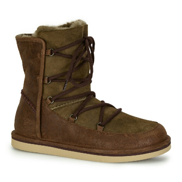 UGG Women's LODGE boot