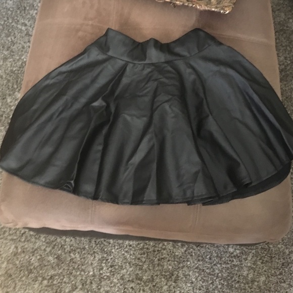 👗Black leather-like skater skirt!!👗
