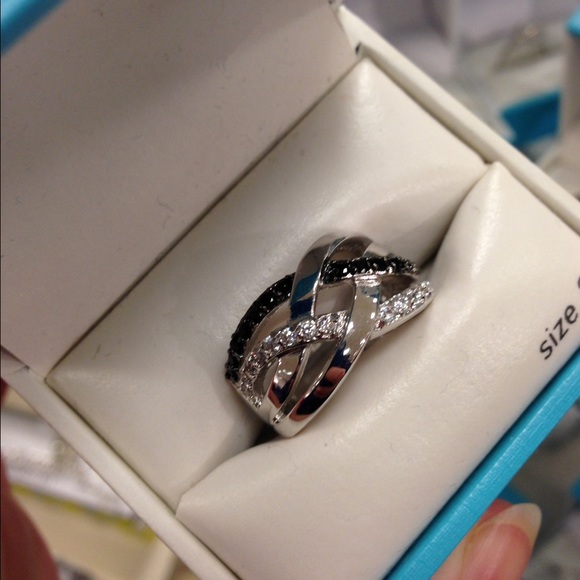 Jewelry - Black & Silver Ring