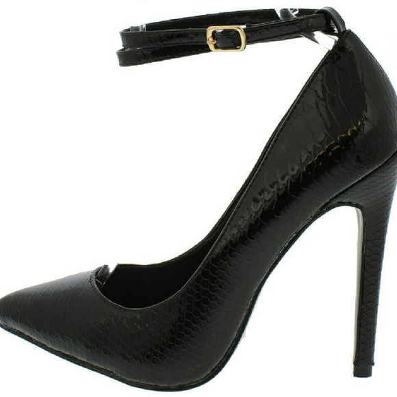 Shoes - BLACK POINTED LOCK ANKLE STRAP HEEL.