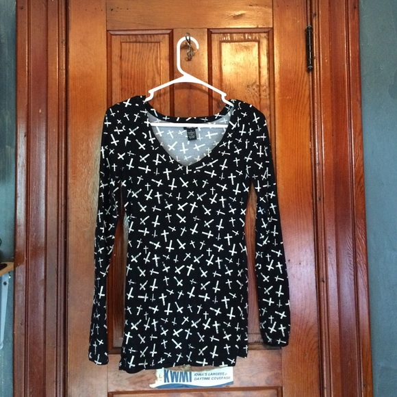 Black and white cross top - Picture 1 of 3