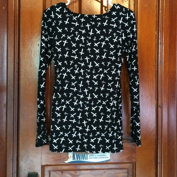 Black and white cross top - Picture 3 of 3