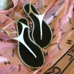 Vince Camuto sz 7.5 white with black sandal