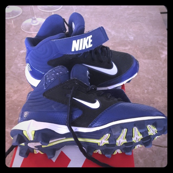 Kids baseball shoes 💙