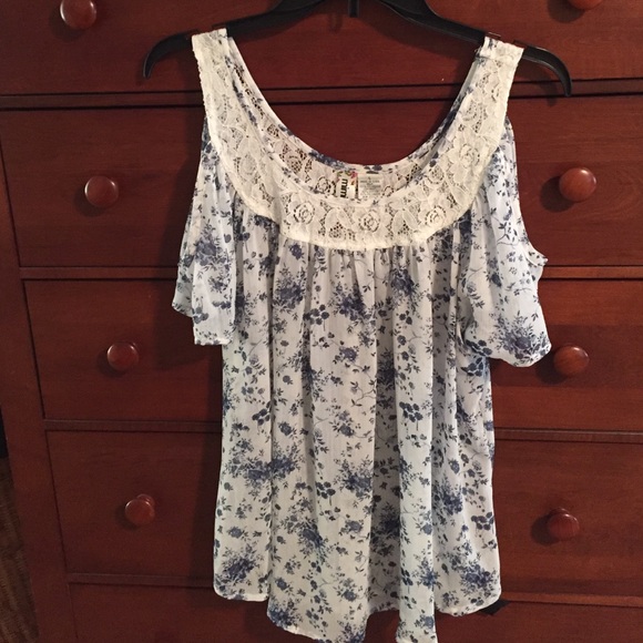 Mimi Chica Tops - Mimi Chica cut out shoulder lacy top.