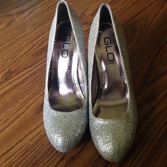 Sexy/cute silver glittery heels! Like new!
