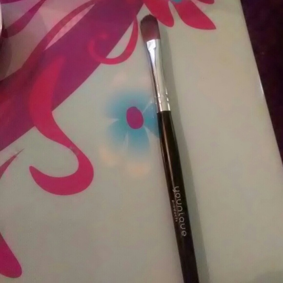 Younique concealer brush