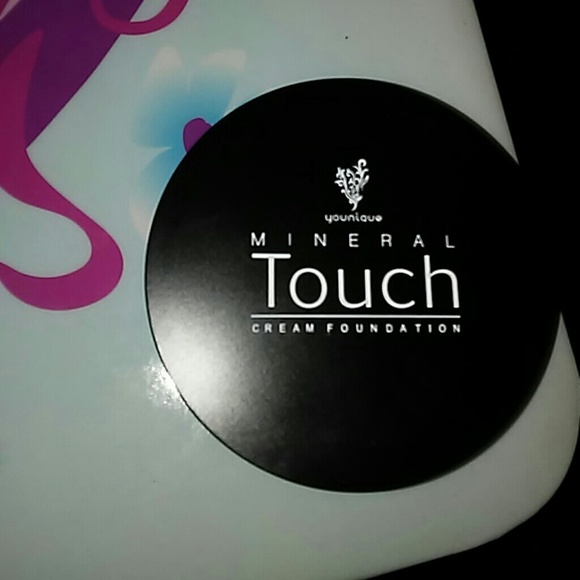 Younique mineral touch cream foundation