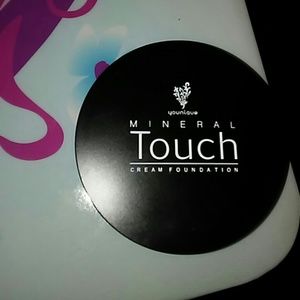 Younique mineral touch cream foundation