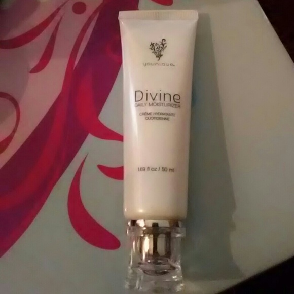 Younique divine daily moisturizer