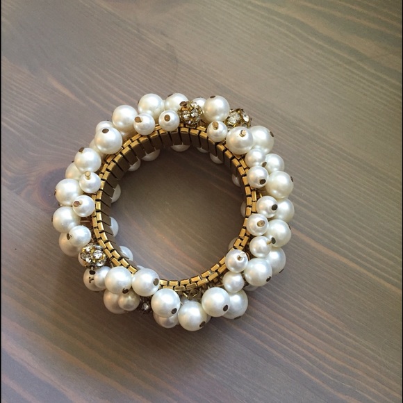Chunky pearl bracelet.