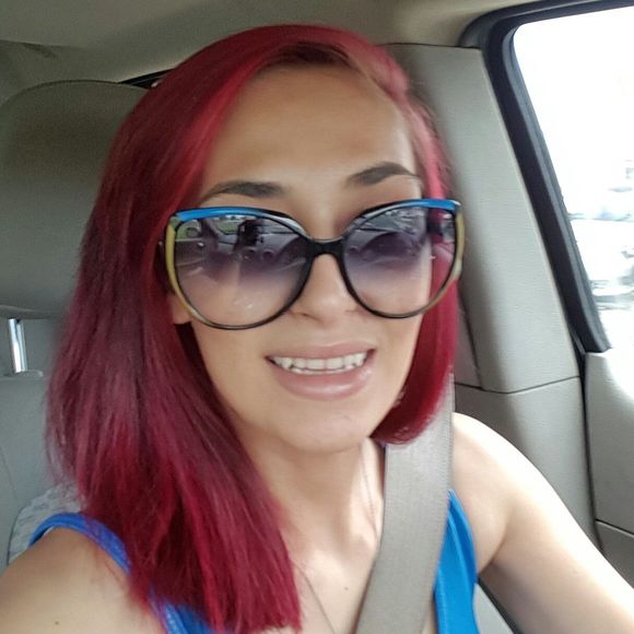 Meet your Posher, Stephanie