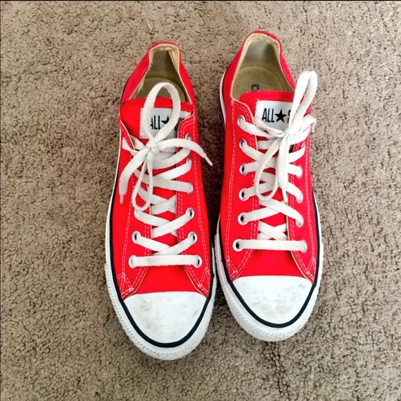 RED CONVERSE.
