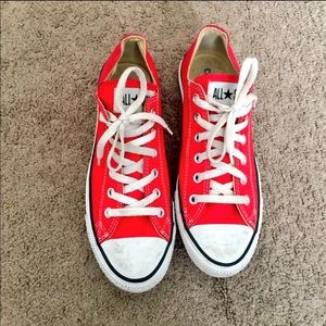 RED CONVERSE.