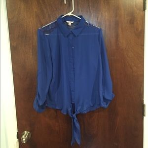 Blue shirt with lace shoulders