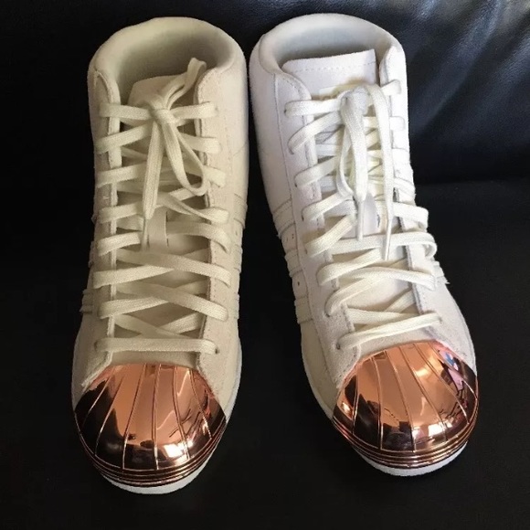 SOLD 👋🏾 HTF Rose Gold Metal Toe Adidas Up!