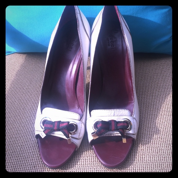 Beautiful white Gucci Peep-Toe pumps
