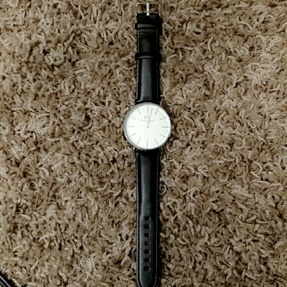 Daniel Wellington BLACK STRAP W. SILVER. 1 LEFT!