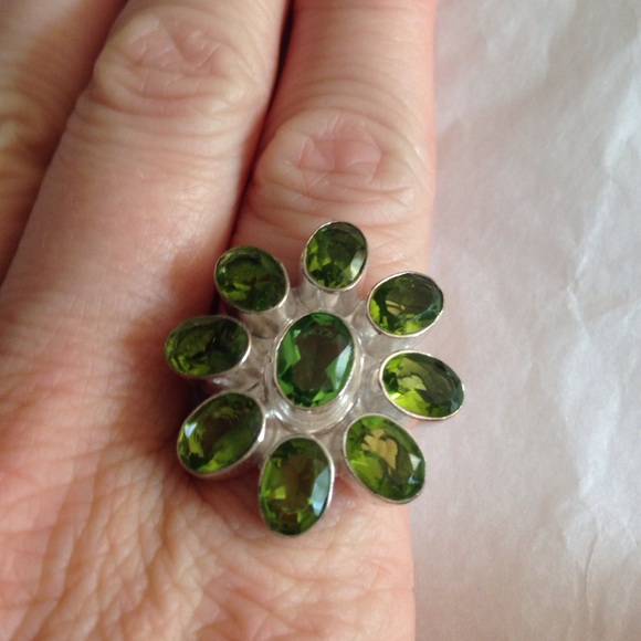 💯% 925 Sterling silver peridot ring size 7💚💚💚
