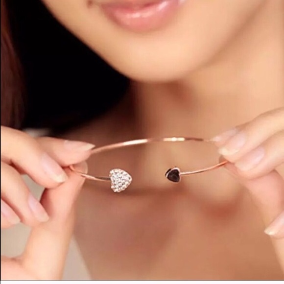 Gold plated rhinestone bangle 💗