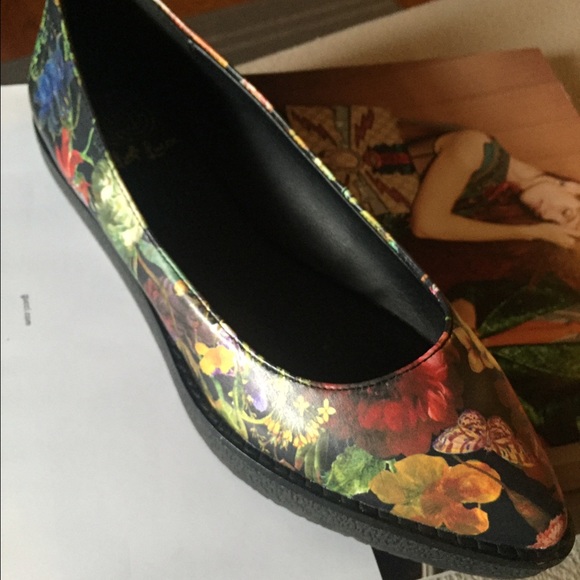 Shoes wear one time in good condition