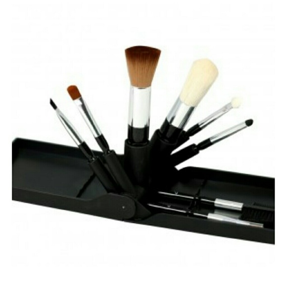 Brush fan compact