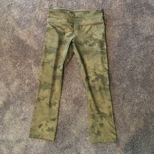 Lululemon army print run inspire crop