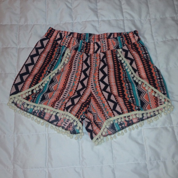 🔴sold🔴Tribal print Pom Pom shorts