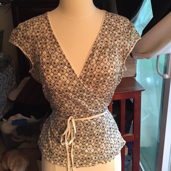 Gap sleeveless wrap top black-and-white sz M