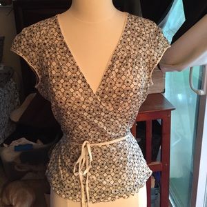 Gap sleeveless wrap top black-and-white sz M