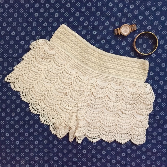 Jolt lace cream shorts