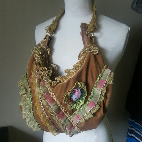 Gorgeous and unique purse.
