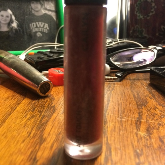 Cailyn tinted lip gloss - Picture 1 of 3
