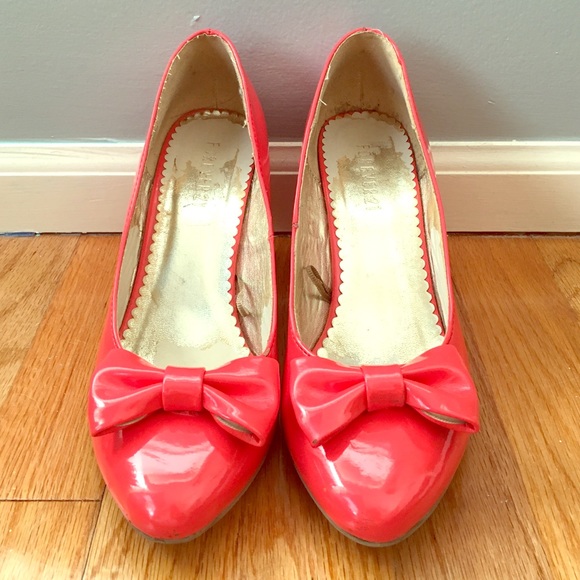 Pink bowed pumps