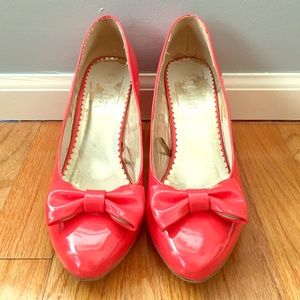 Pink bowed pumps