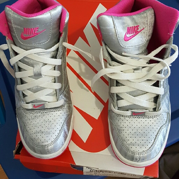 NIKE SNEAKERS