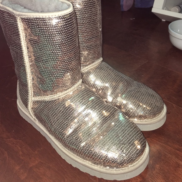 Whit/Grey sparkly uggs!