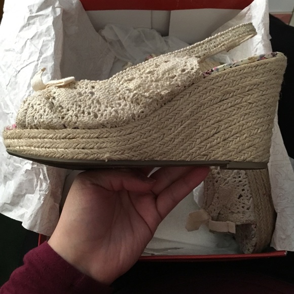 R2 Cream Wedges