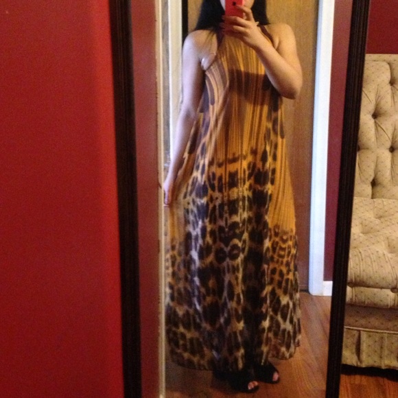 Sleeveless printed maxi dress with belt. Clearance - Picture 2 of 4