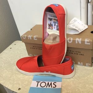 TOM'S FIESTA SLIP ON SNEAKERS 7.5 NWT