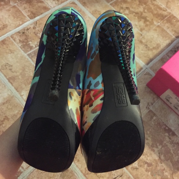 Heels - Picture 3 of 4