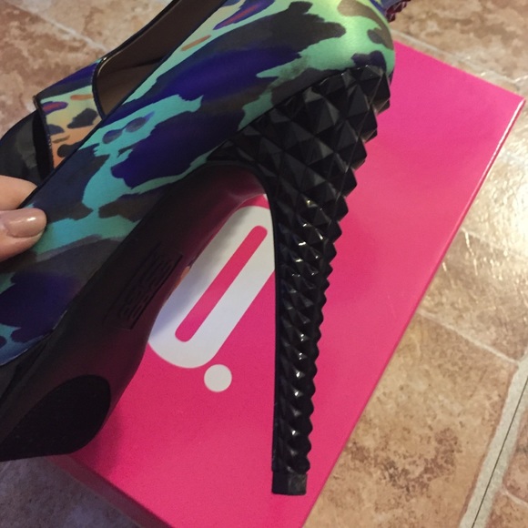 Heels - Picture 4 of 4