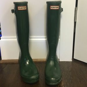 Hunter rain boots in matte green