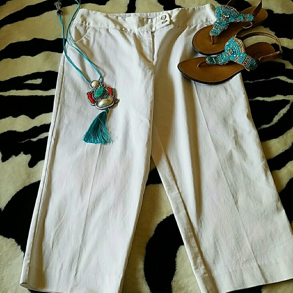 Apostrophe White Capris