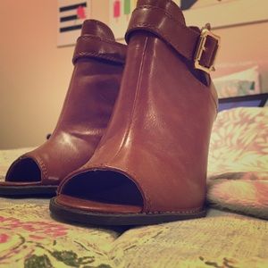 Open toe pleather shoes