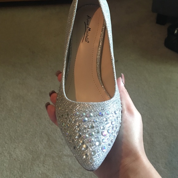 Anne Michelle Silver Pumps - Picture 2 of 3